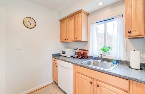 Arlington Ridge Apartment | FREE Parking | Walk to METRO! Arlington 2 BR House