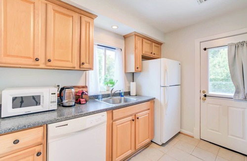 Arlington Ridge Apartment | FREE Parking | Walk to METRO! Arlington 2 BR House