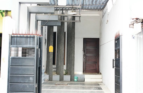 Surabaya House | Free Parking, WIFI, Netflix, Spacious House 0.9km to Tunjungan Plaza - ROOM 2
