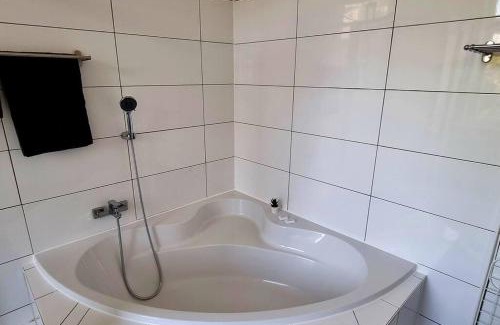 Calenberger Neustadt Apartment | FREE Parking WLAN Badewanne Hauptbahnhof Apartment ROTER FADEN