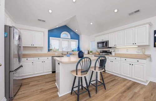 Whalehead Beach House | FREE Pool Heat, Hot Tub and 3Min Walk to Beach!