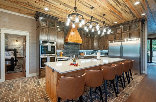 Pickens Cabin | Free Pool Heat Oct-Dec, Creekside, Pickleball, Hot Tub