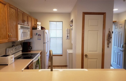 Hollister Condo | FREE SDC tic. Table Rock Lake Condo. 100 Yds. to Boat Ramp. Bring Your Boat. 3 King Beds. Awesome!
