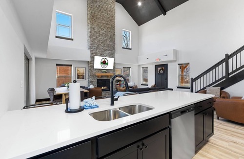 Branson House | Free Show Tickets Hot Tub, Pools & Luxury Stay Near Thunder Ridge Arena & Branson Attractions