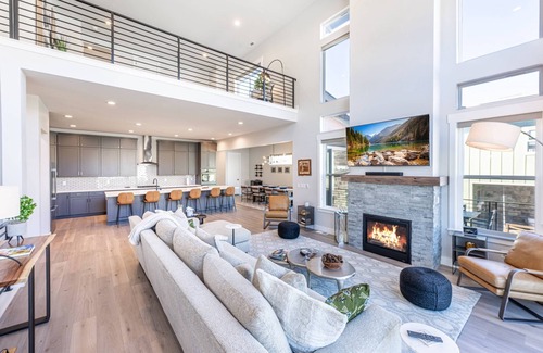 Deer Mountain House | *Free Ski Rental* Perfect for Families - Private Hot Tub, 7 Mins to Deer Valley East Village Lifts