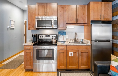 North Park City Condo | FREE SKI RENTAL! Updated Cal King Studio w/ Full Kitchen, New Furniture, Hot Tub, Pool & On Bus Rout