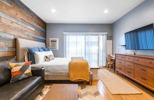 North Park City Condo | FREE SKI RENTAL! Updated Cal King Studio w/ Full Kitchen, New Furniture, Hot Tub, Pool & On Bus Rout