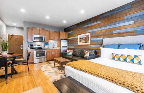 North Park City Condo | FREE SKI RENTAL! Updated Cal King Studio w/ Full Kitchen, New Furniture, Hot Tub, Pool & On Bus Rout