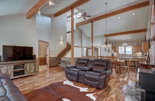 Breckenridge House | Free SkyCard Act-Private Hot Tub, Fireplace, Newly Updated- Aspen Heights Lodge