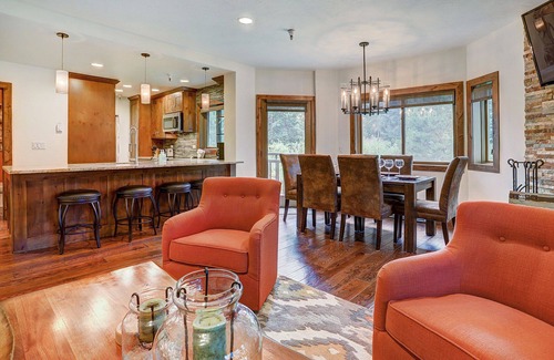 Peak 9 Condo | Free SkyCard Activities - Ski-in/Ski-out, Walk to Bars, Restaurants, Shops