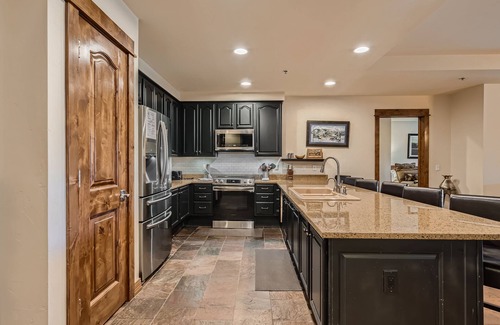 Four O'Clock Condo | Free SkyCard Activities - Ski/In-Out, Outdoor Pool/Hot Tub- BlueSky 505