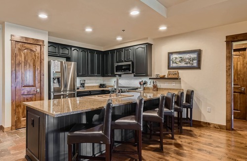 Four O'Clock Condo | Free SkyCard Activities - Ski/In-Out, Outdoor Pool/Hot Tub- BlueSky 505