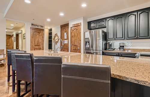 Four O'Clock Condo | Free SkyCard Activities - Ski/In-Out, Outdoor Pool/Hot Tub- BlueSky 505