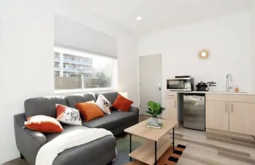 South Delridge House | Free Street Parking Modern & Bright Guest Unit