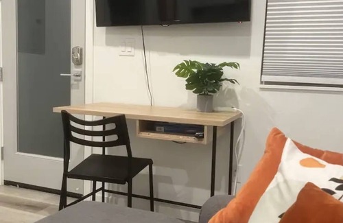 South Delridge House | Free Street Parking Modern & Bright Guest Unit