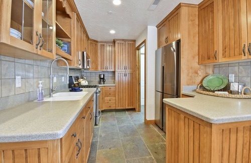 Midway House | Free Tickets to Historic Railroad, Beautifully Updated Zermatt Resort Townhome!