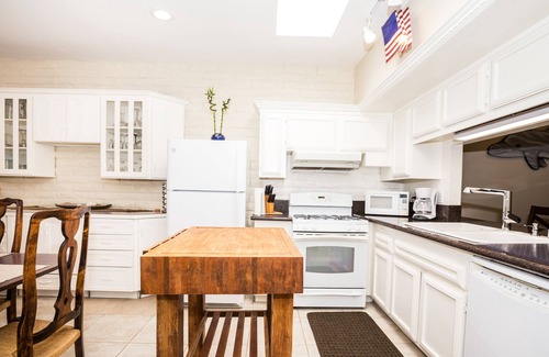 Yorktown House | FREE WIFI 75" HD TV, Netflix, Surround Sound, Bikes, Parking, Putting Green