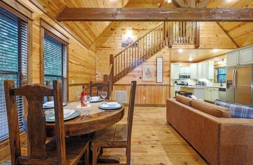 Broken Bow Cabin | Freedom Hill Hideaway/Private/Hot Tub/Near Broken Bow Lake