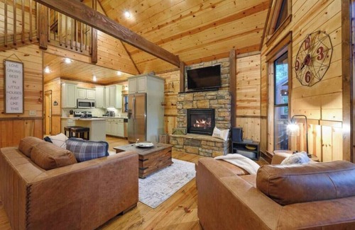 Broken Bow Cabin | Freedom Hill Hideaway/Private/Hot Tub/Near Broken Bow Lake