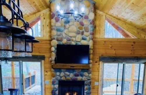 Logan Cabin | Freedom Ridge: New Log Cabin, 5 Acres, Hot Tub