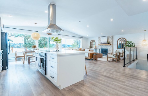 Freeland Cottage | Freeland Bay View Waterfront Family Villa Retreat