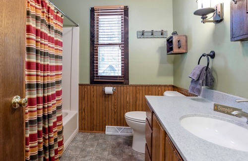 Wautoma Cottage | freenite w/wknd off season Cabin lake hottub kayaks paddleboard pier fireplaces