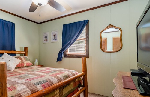 Wautoma Cottage | freenite w/wknd off season Cabin lake hottub kayaks paddleboard pier fireplaces