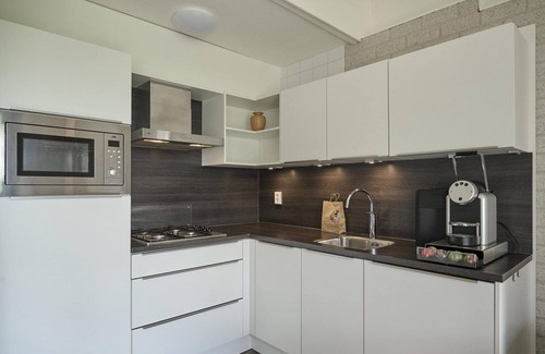 Elburg Cabin | Freestanding bungalows with a view of the Veluwemeer or adjacent to a courtyard garden.