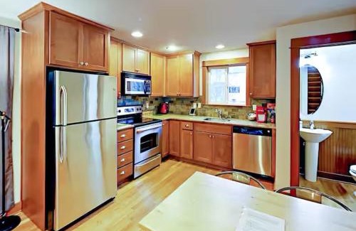Fremont Apartment | Fremont & Woodland Park Zoo Cozy Living