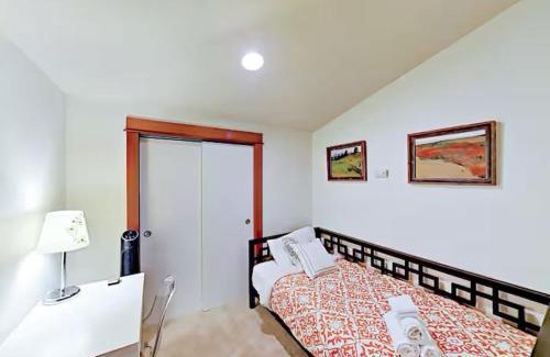 Fremont Apartment | Fremont & Woodland Park Zoo Cozy Living