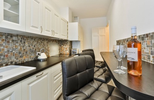 Nice City Centre Apartment | French Chic Elegance - Close to everything, with lift and air conditioning.