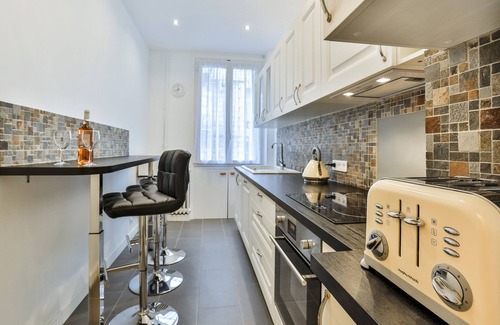 Nice City Centre Apartment | French Chic Elegance - Close to everything, with lift and air conditioning.