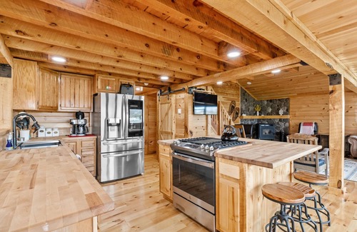 Clayton Cabin | French Creek Retreat. Dock, Deck & Game Bunkhouse. Sleeps 10