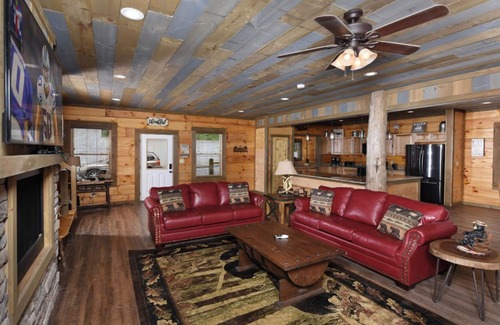 Gatlinburg Cabin | Frequent Wildlife Sightings + Easy Drive to the Smoky Mountain National Park! -Big Bear Views Lodge