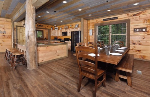 Gatlinburg Cabin | Frequent Wildlife Sightings + Easy Drive to the Smoky Mountain National Park! -Big Bear Views Lodge