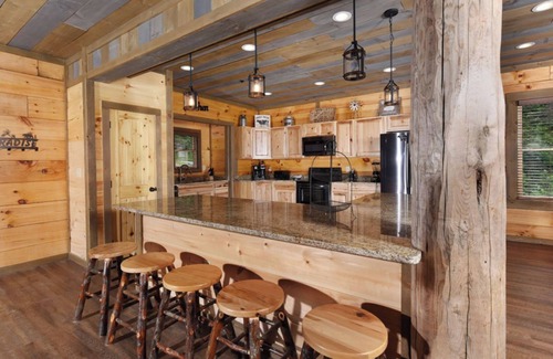 Gatlinburg Cabin | Frequent Wildlife Sightings + Easy Drive to the Smoky Mountain National Park! -Big Bear Views Lodge