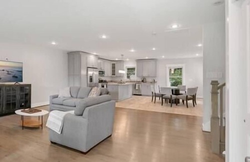 Annandale House | Fresh | 5 bedroom | Luxury | Center | Sunny