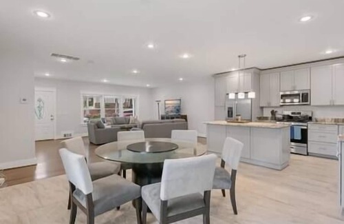Annandale House | Fresh | 5 bedroom | Luxury | Center | Sunny