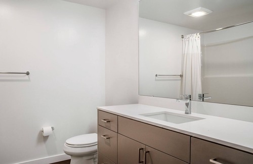 Wilburton Apartment | Fresh Bellevue 1BR w/ Rooftop, Gym & BBQ, nr Shops, by Blueground