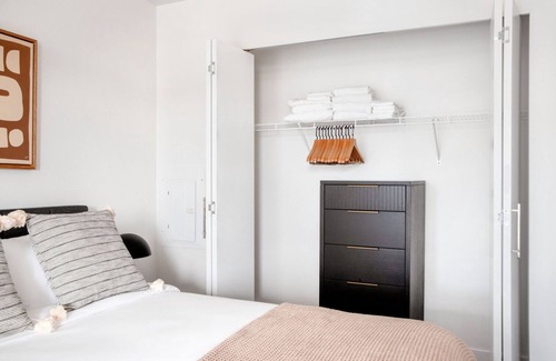 Wilburton Apartment | Fresh Bellevue 1BR w/ Rooftop, Gym & BBQ, nr Shops, by Blueground