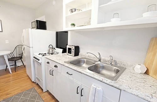 Lower Greenville Apartment | Fresh + Bright Flat M Streets