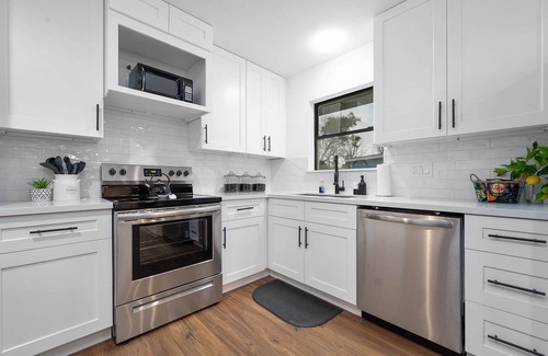 Hitchcock House | Fresh clean luxurious, Galveston beach close, kemah shopping and more