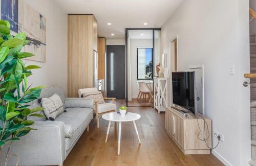 Grey Lynn Apartment | Fresh Grey Lynn 2BR unit w Patio by Zodiak Stays