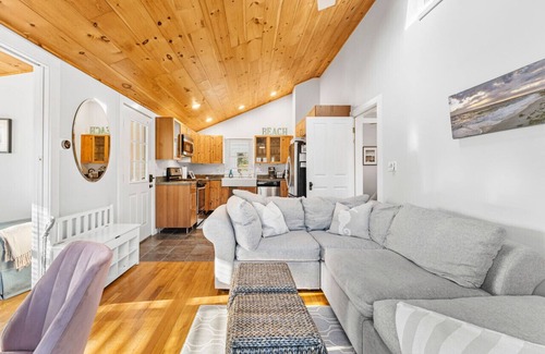 Oak Bluffs House | Fresh Pond Chateau Renovated Bright and Cozy Home