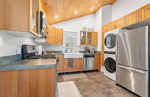 Oak Bluffs House | Fresh Pond Chateau Renovated Bright and Cozy Home