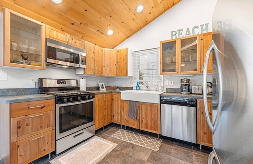 Oak Bluffs House | Fresh Pond Chateau Renovated Bright and Cozy Home
