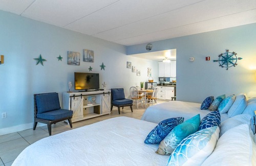 Ruskin House | Freshly painted 1st Floor Unit, Spectacular Sunsets & More!