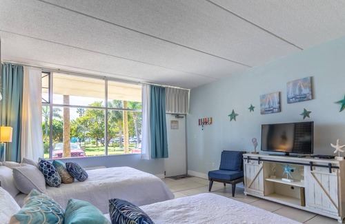 Ruskin House | Freshly painted 1st Floor Unit, Spectacular Sunsets & More!