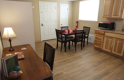 Cascade Apartment | Freshly Remodeled 2 Bedroom, Full Kitchen, living Room Suite, in Cascade unit #3