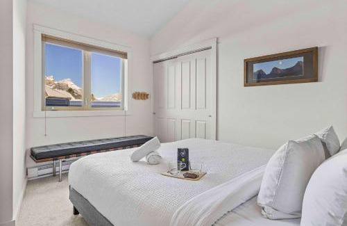 Canmore House | Freshly Remodeled - 2 King Beds- Breathtaking Views